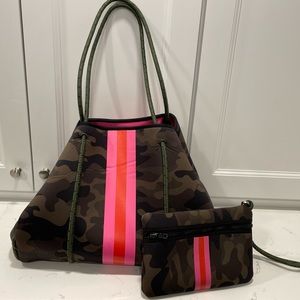 HAUTE SHORE - Oversized tote! camo, hot pink and orange.